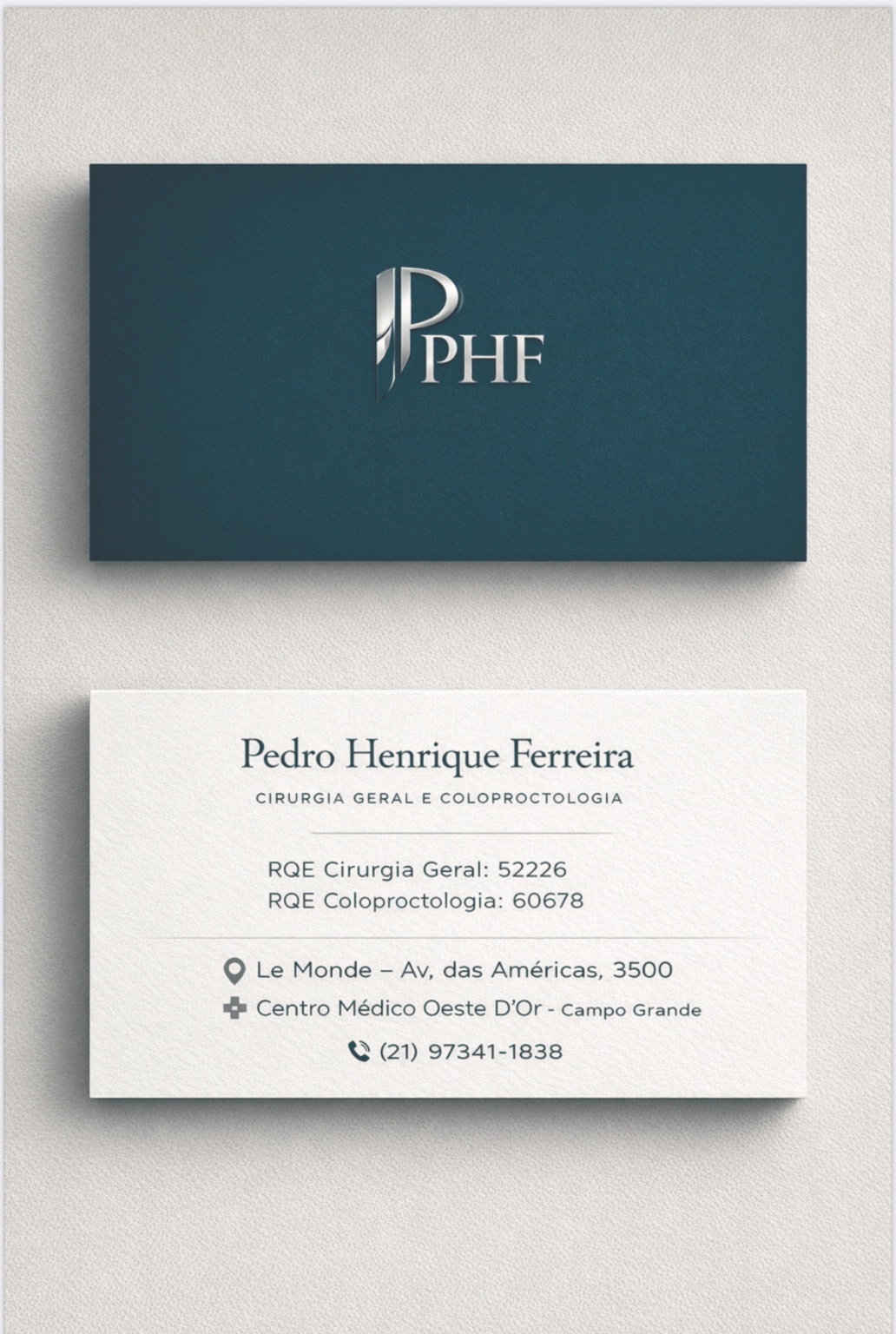 Monograma PHF prateado sobre o verde-petróleo do cartão profissional